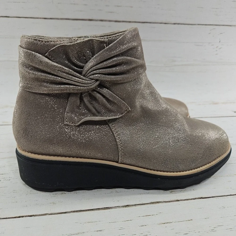 Clarks Sharon Salon Womens 7W Taupe Metallic Ankle Boots Wedge Light‎ Weight Zip